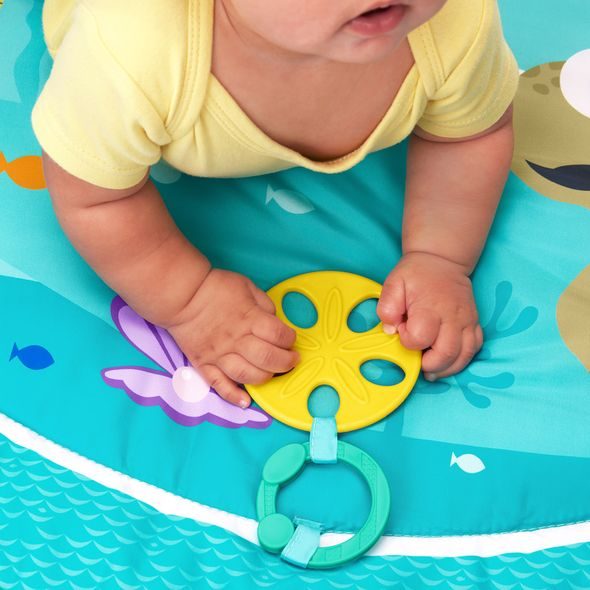 BRIGHT STARTS DEKA HRACÍ PRO ROZVOJ MOTORIKY A SMYSLŮ FINDING NEMO POP 'N WIGGLE™, 0M+ - HRACÍ DEKY - PRO DĚTI
