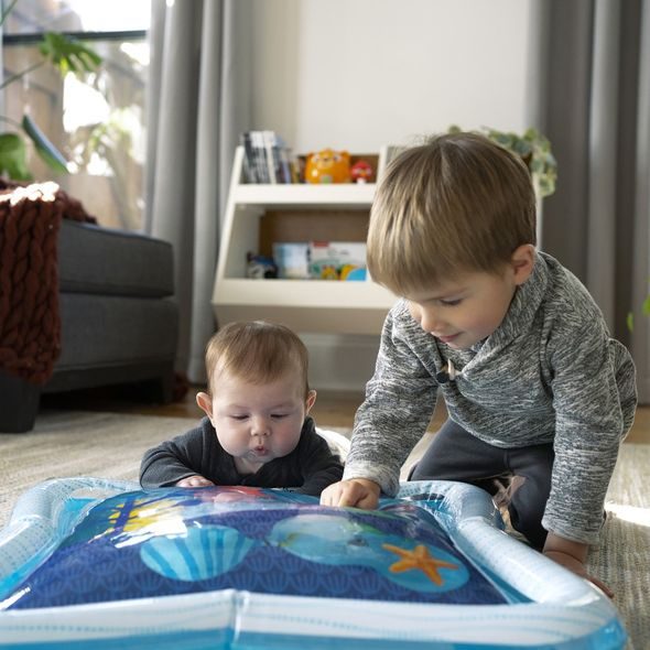 BABY EINSTEIN PODLOŽKA VODNÍ OPUS'S OCEAN OF DISCOVERY™ 58X58 CM 0M+ - HRA NA BŘÍŠKU - PRO DĚTI