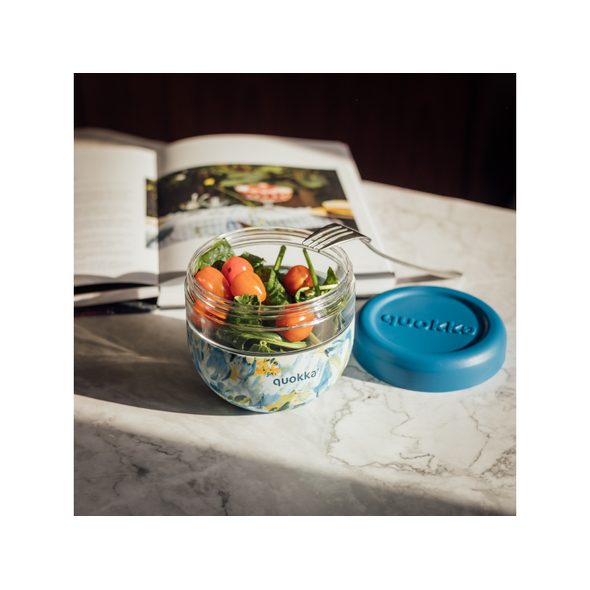 QUOKKA PLASTOVÁ NÁDOBA NA JÍDLO BUBBLE BLUE PEONIES 770 ML - USKLADNĚNÍ JÍDLA - KRMENÍ