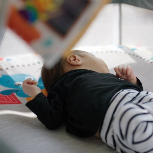 BABY EINSTEIN POSTÝLKA S OHRÁDKOU NA HRANÍ A KLAVÍREM 3V1 KICK & SNOOZE™ 0M+ - HRACÍ DEKY - PRO DĚTI