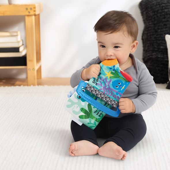 BABY EINSTEIN KNÍŽKA MĚKKÁ S KOUSÁTKY A TEXTURAMI SHADES OF THE SEA™, 0M+ - KNÍŽKY PRO NEJMENŠÍ - PRO DĚTI