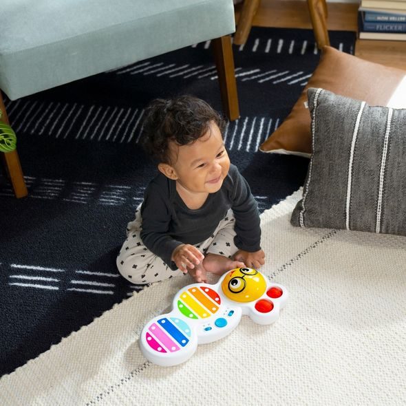 BABY EINSTEIN HRAČKA HUDEBNÍ XYLOFON CAL’S CURIOUS KEYS™ 12M+ - HUDEBNÍ NÁSTROJE - PRO DĚTI