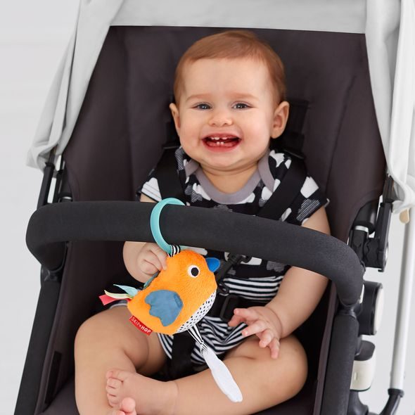 SKIP HOP HRAČKA NA C KROUŽKU TECHNICOLOR - PTÁČEK 0M+ - HRAČKY K ZAVĚŠENÍ - PRO DĚTI