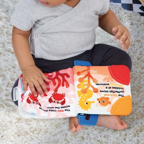 BABY EINSTEIN KNÍŽKA MĚKKÁ S KOUSÁTKY A TEXTURAMI SHADES OF THE SEA™, 0M+ - KNÍŽKY PRO NEJMENŠÍ - PRO DĚTI