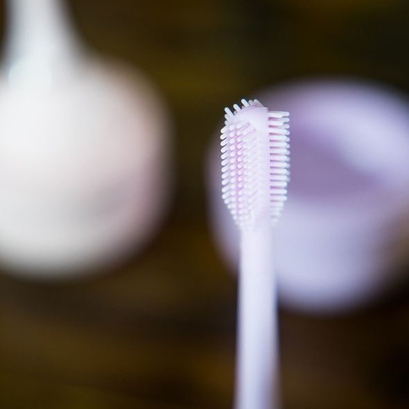 INNOGIO ELEKTRICKÝ SONICKÝ ZUBNÍ KARTÁČEK VIOLET - ZUBNÍ KARTÁČKY A PASTY - KOUPÁNÍ A ZDRAVÍ