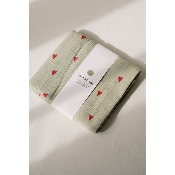 STUDIO NOOS SWADDLE ZAVINOVAČKA PRINT LARGE GREEN HEARTS - ZAVINOVACÍ PLENY / OSUŠKY VELKÉ - PŘEBALOVÁNÍ