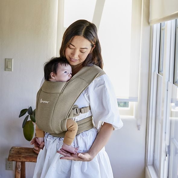 ERGOBABY NOSÍTKO EMBRACE - SOFT KNIT - SOFT OLIVE - ERGONOMICKÁ NOSÍTKA - NOŠENÍ & SPORT