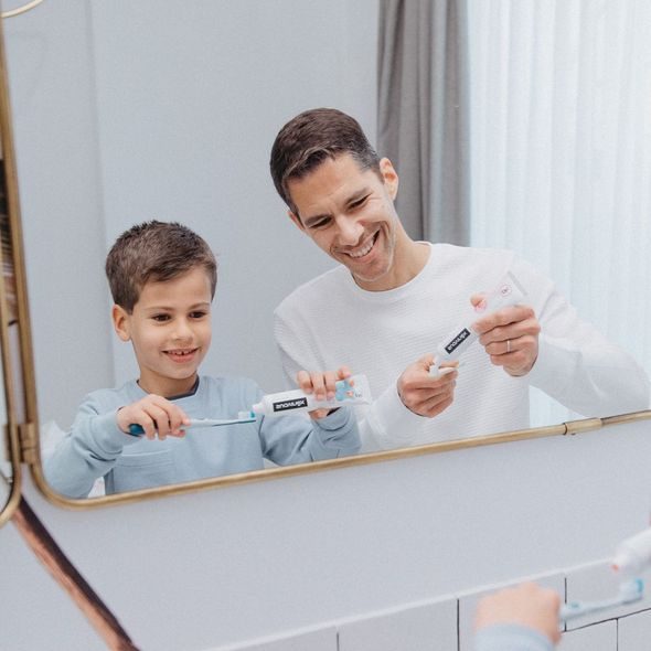 SUAVINEX DĚTSKÝ KARTÁČEK NA ZOUBKY JUNIOR +6 LET - ZUBNÍ KARTÁČKY A PASTY - KOUPÁNÍ A ZDRAVÍ