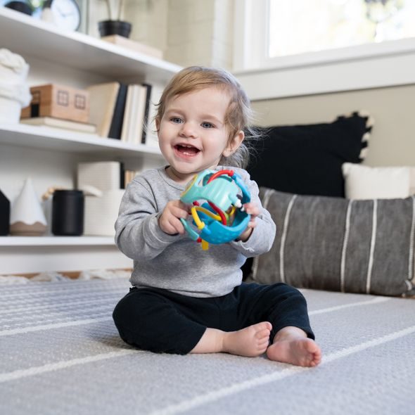 BABY EINSTEIN HRAČKA SENZORICKÝ MÍČ S KOUSÁTKEM RATTLE & SENSE™ 3M+ - SENZORICKÉ HRAČKY - PRO DĚTI