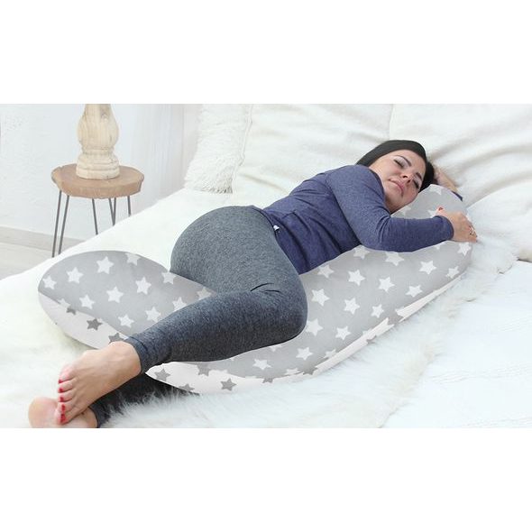 SCAMP KOJÍCÍ POLŠTÁŘ VE TVARU C (GREYWHITESTARS) - KOJÍCÍ POLŠTÁŘE - KRMENÍ