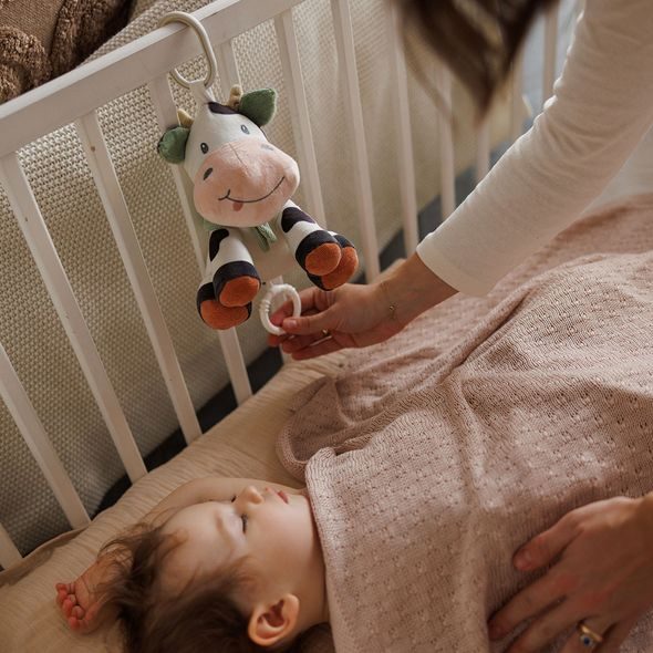 BABYONO HRAČKA HUDEBNÍ NA C-KROUŽKU COW BINGO 0M+ - HRAČKY K ZAVĚŠENÍ - PRO DĚTI
