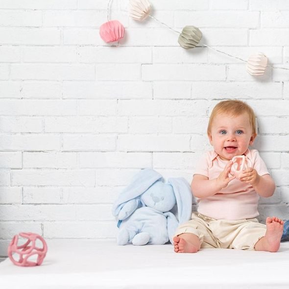 NATTOU KOUSÁTKO SILIKONOVÉ MÍČ 2V1 BEZ BPA 10 CM RŮŽOVÁ - KOUSÁTKA - PRO DĚTI