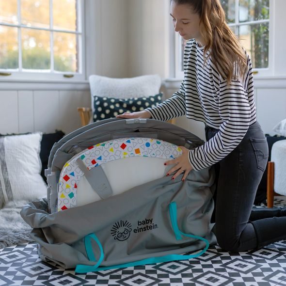 BABY EINSTEIN POSTÝLKA S OHRÁDKOU NA HRANÍ A KLAVÍREM 3V1 KICK & SNOOZE™ 0M+ - HRACÍ DEKY - PRO DĚTI