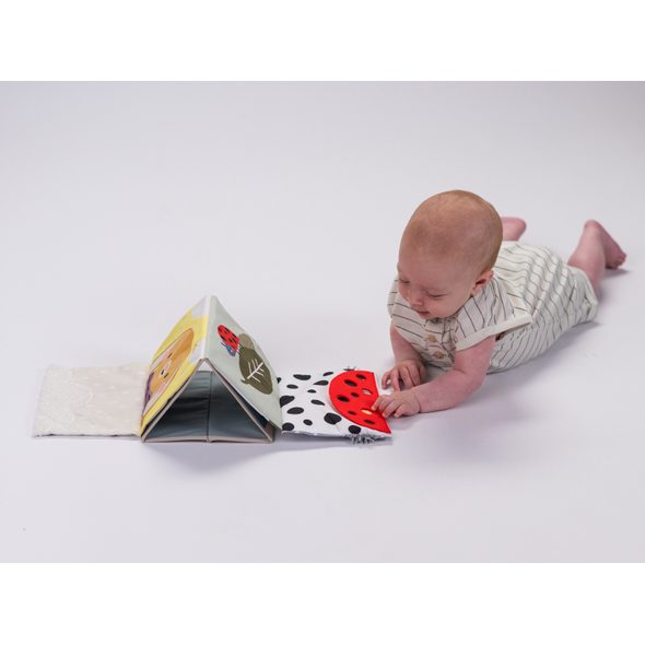 TAF TOYS KNÍŽKA PRO HRU NA BŘÍŠKU SENSORY BOOK - KNÍŽKY PRO NEJMENŠÍ - PRO DĚTI