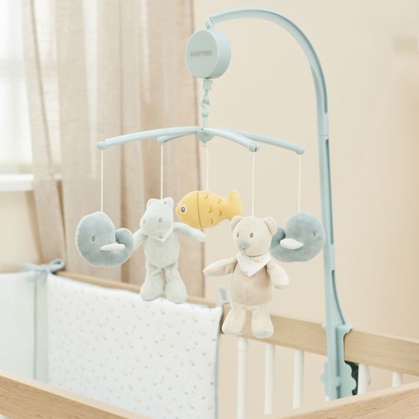 NATTOU KOLOTOČ HUDEBNÍ NAD POSTÝLKU 65X31 CM ROMEO, JULES & SALLY - KOLOTOČE NA POSTÝLKU - PRO DĚTI