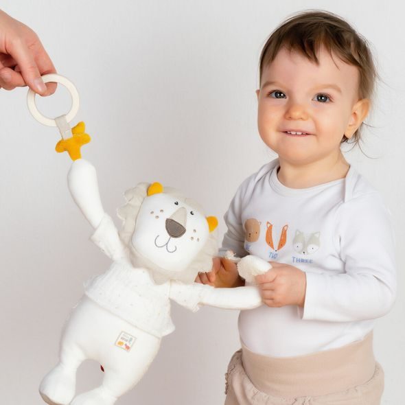 BABY FEHN AKTIVITY HRAČKA LEV - HRAČKY K ZAVĚŠENÍ - PRO DĚTI