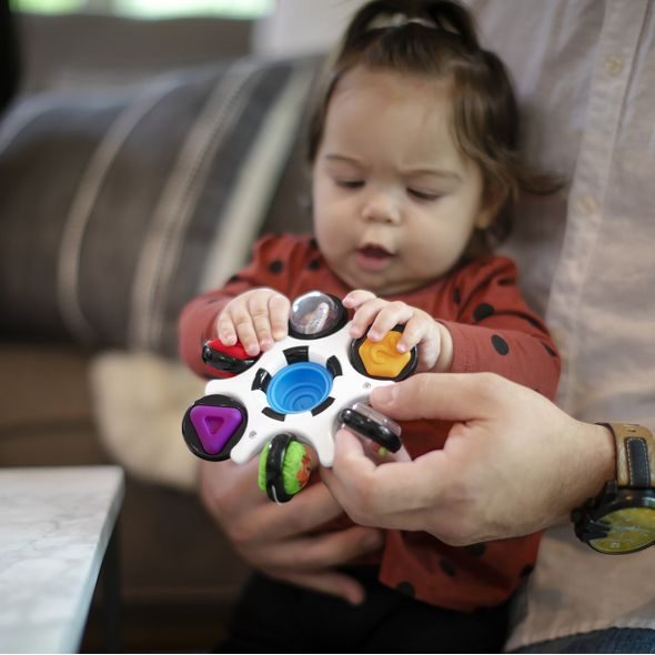 BABY EINSTEIN HRAČKA SENZORICKÁ CURIOSITY CLUTCH ™ 3M + - SENZORICKÉ HRAČKY - PRO DĚTI