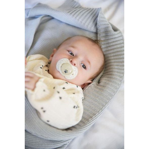 MOMI DĚTSKÁ PLETENÁ DEKA MOMI HUG ŠEDÁ - DĚTSKÉ DEKY PRO MIMINKA - SPINKÁNÍ