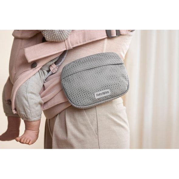 BABYBJORN BABYBJORN PRAKTICKÁ KAPSIČKA NA VĚCI K NOSÍTKU GREY MESH - DOPLŇKY K NOSÍTKŮM - NOŠENÍ & SPORT