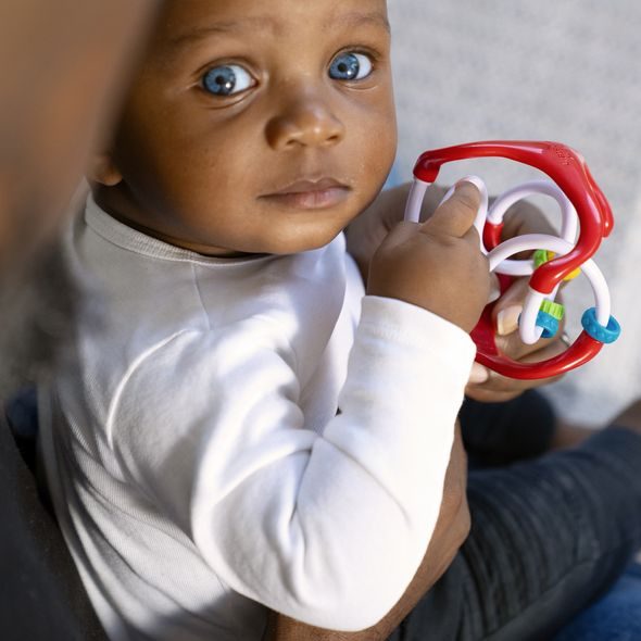 BABY EINSTEIN HRAČKA MÍČEK SENZORICKÝ SLIDE & SWIRL™ 0M+ - SENZORICKÉ HRAČKY - PRO DĚTI