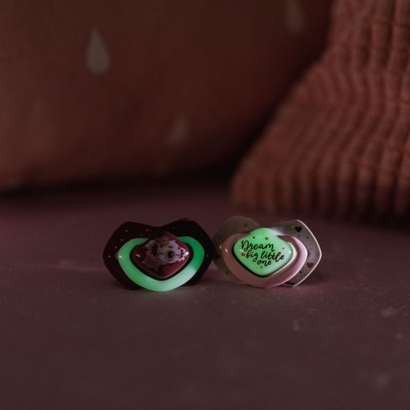 CANPOL BABIES SET SYMETRICKÝCH SILIKONOVÝCH DUDLÍKŮ LIGHT TOUCH 18M+ SLEEPY KOALA RŮŽOVÝ - ŠIDÍTKA A DOPLŇKY - KRMENÍ