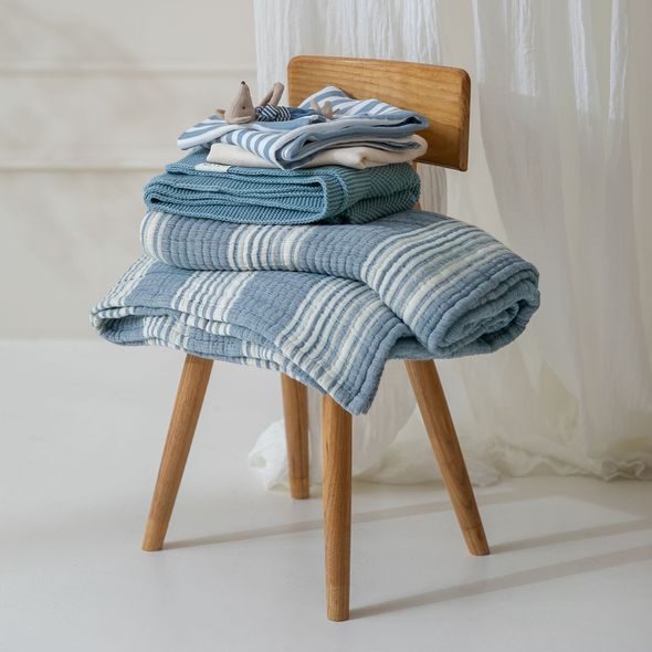 MEYCO PŘIKRÝVKA Z PŘEDEPRANÉHO MUŠELÍNU A ŽAKÁRU 75X100 - STRIPE INDIGO - DĚTSKÉ DEKY PRO MIMINKA - SPINKÁNÍ