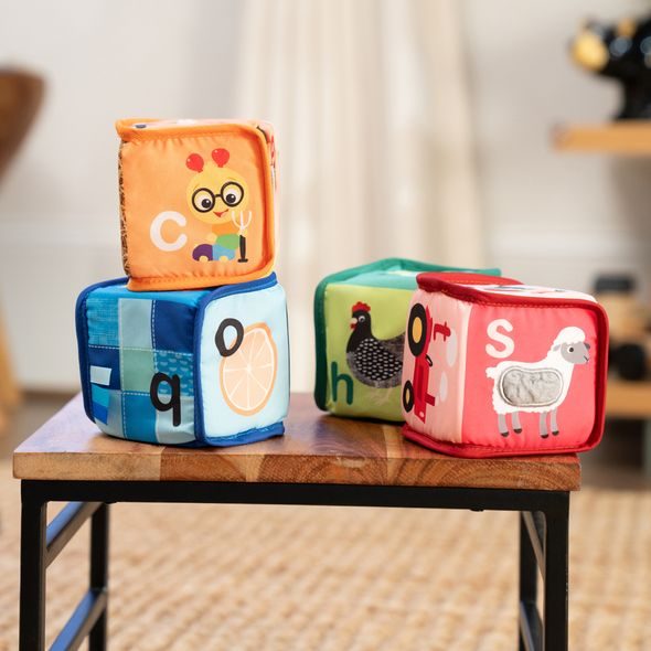 BABY EINSTEIN HRAČKA TEXTILNÍ KOSTKY ABECEDA ALPHA STACKS™ 4KS, 3M+ - STAVEBNICE A PUZZLE - PRO DĚTI