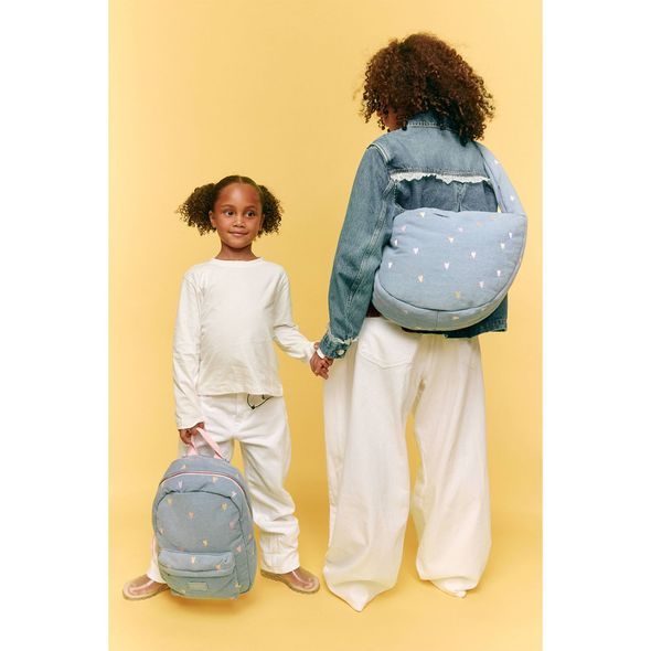 STUDIO NOOS DENIM MIDI BACKPACK - BATŮŽEK | HEARTS LIGHT BLUE HEARTS - BATOHY A TAŠKY - PRO DĚTI