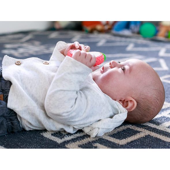 INFANTINO VIBRUJÍCÍ KOUSÁTKO JABLKO - KOUSÁTKA - PRO DĚTI