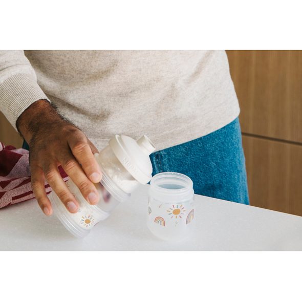 LITTLE DUTCH DÁVKOVAČ NA SUŠENÉ MLÉKO FAIRY GARDEN - DÁVKOVAČE SUŠENÉHO MLÉKA - KRMENÍ