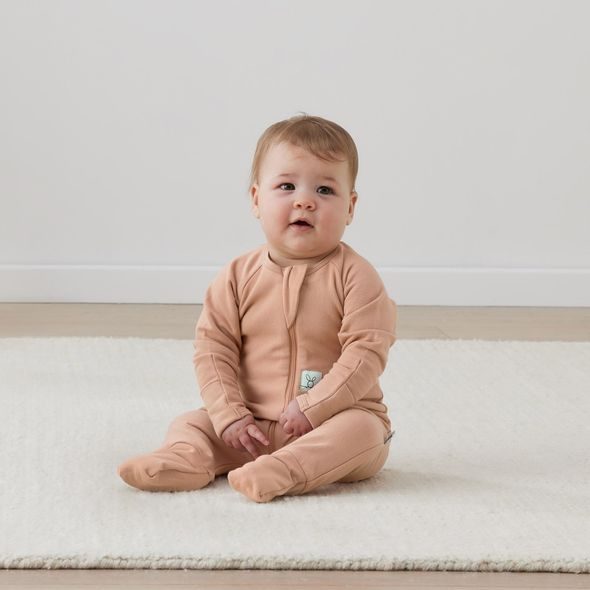 ERGOPOUCH® OVERAL NA SPANÍ ORGANICKÁ BAVLNA LAYERS LATTE 1.0TOG (0-3M (3-6KG)) - OVERALY - PRO DĚTI