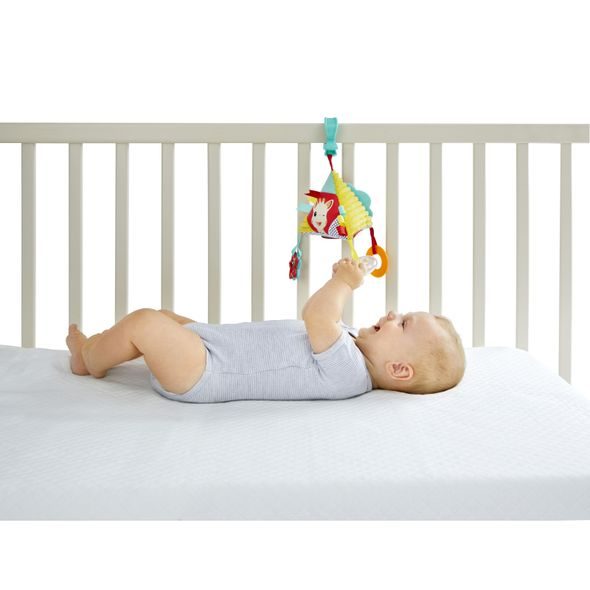 VULLI ZÁVĚSNÁ PYRAMIDA ŽIRAFA SOPHIE - HRAČKY K ZAVĚŠENÍ - PRO DĚTI