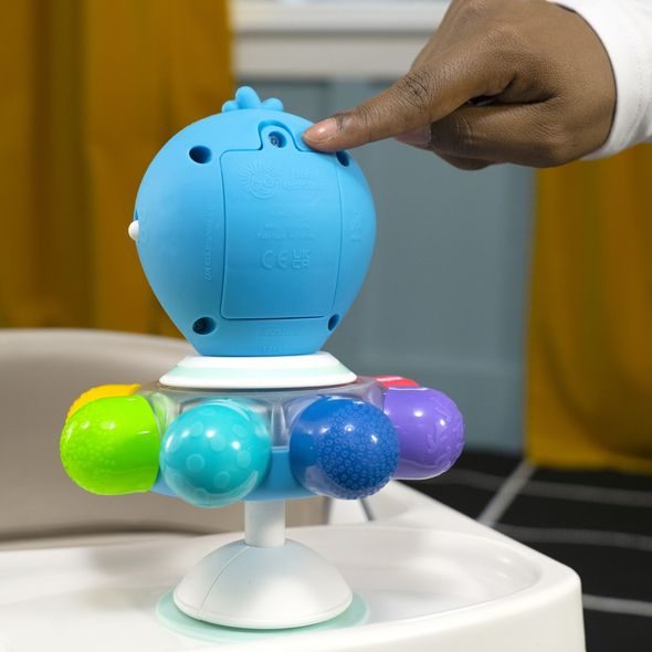 BABY EINSTEIN HRAČKA SENZORICKÁ CHOBOTNICE S PŘÍSAVKOU OPUS'S SPIN & SEA™ 3M+ - HRAČKY SE ZVUKY - PRO DĚTI