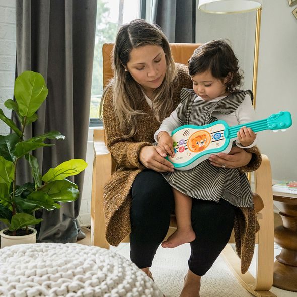 BABY EINSTEIN HRAČKA HUDEBNÍ DŘEVĚNÁ UKULELE MAGIC TOUCH HAPE 6M+ - HUDEBNÍ - PRO DĚTI