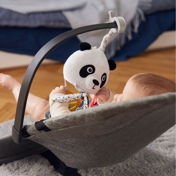 CANPOL BABIES SENZORICKÁ ZÁVĚSNÁ CESTOVNÍ HRAČKA PANDA S KLIPEM BABIESBOO - HRAČKY K ZAVĚŠENÍ - PRO DĚTI