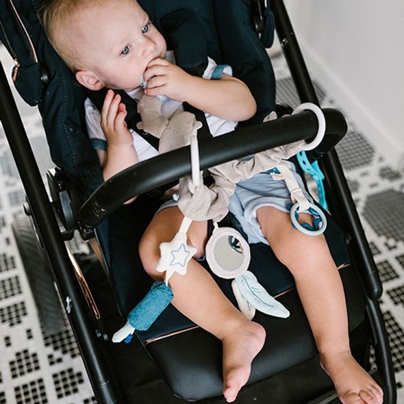 BABYONO HRAZDIČKA ZÁVĚSNÁ RACCOON 0M+ - HRAČKY K ZAVĚŠENÍ - PRO DĚTI