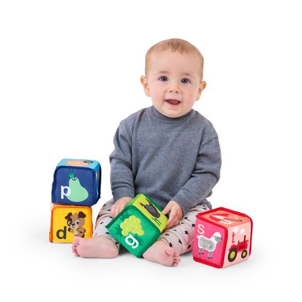 BABY EINSTEIN HRAČKA TEXTILNÍ KOSTKY ABECEDA ALPHA STACKS™ 4KS, 3M+ - STAVEBNICE A PUZZLE - PRO DĚTI