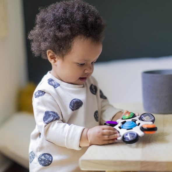 BABY EINSTEIN HRAČKA SENZORICKÁ CURIOSITY CLUTCH ™ 3M + - SENZORICKÉ HRAČKY - PRO DĚTI