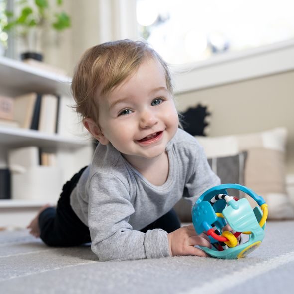 BABY EINSTEIN HRAČKA SENZORICKÝ MÍČ S KOUSÁTKEM RATTLE & SENSE™ 3M+ - SENZORICKÉ HRAČKY - PRO DĚTI