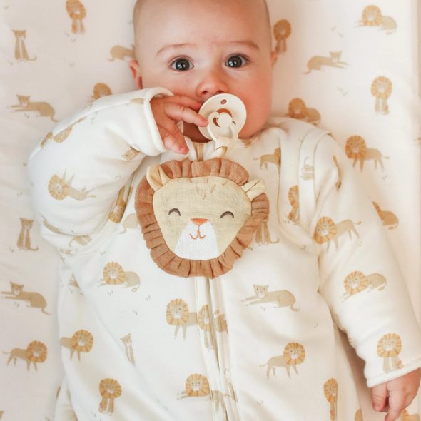 LITTLE DUTCH SPACÍ PYTEL S ODDĚLITELNÝMI RUKÁVY 110 CM LEV SAFARI FRIENDS - SPACÍ PYTLE - SPINKÁNÍ