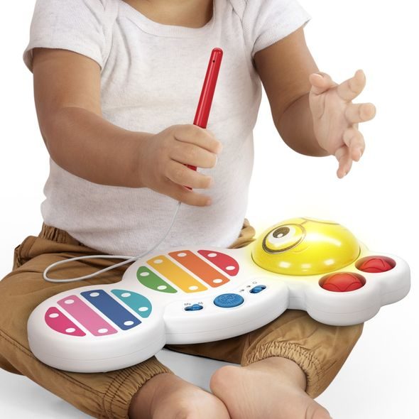 BABY EINSTEIN HRAČKA HUDEBNÍ XYLOFON CAL’S CURIOUS KEYS™ 12M+ - HUDEBNÍ NÁSTROJE - PRO DĚTI