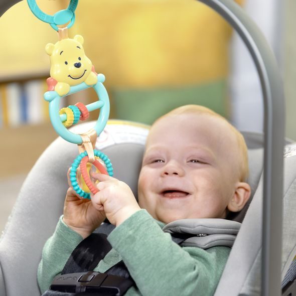 BRIGHT STARTS HRAČKA NA C KROUŽKU AKTIVNÍ WINNIE THE POOH BUSY BEAR™ 0M+ - HRAČKY K ZAVĚŠENÍ - PRO DĚTI