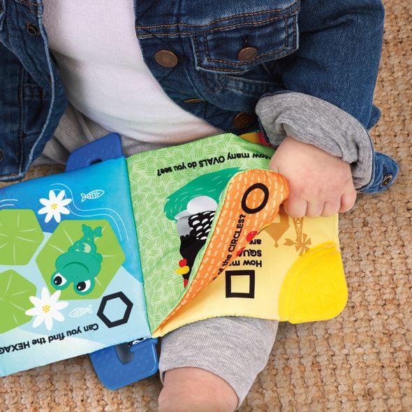 BABY EINSTEIN KNÍŽKA MĚKKÁ S KOUSÁTKY A TEXTURAMI SHAPES AT THE FARM™, 0M+ - KNÍŽKY PRO NEJMENŠÍ - PRO DĚTI