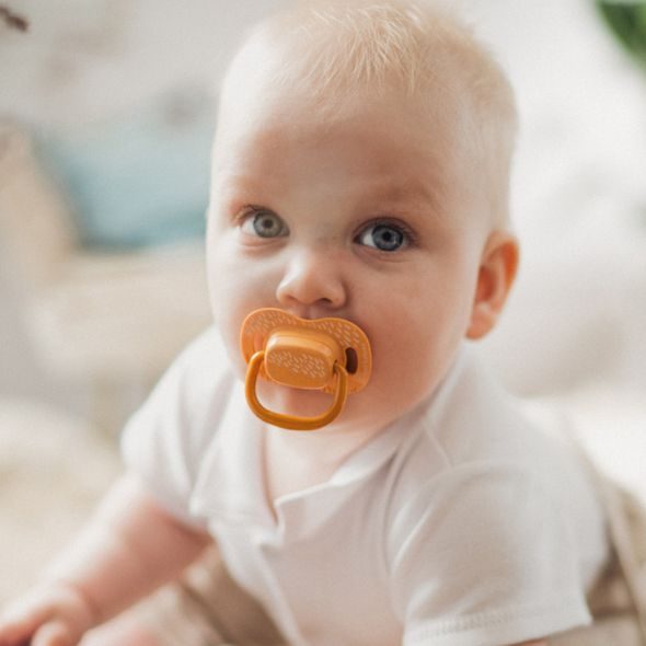 CANPOL BABIES SET SYMETRICKÝCH SILIKONOVÝCH DUDLÍKŮ MOUNTAINS 0-6M 2KS ŽLUTÝ - ŠIDÍTKA A DOPLŇKY - KRMENÍ