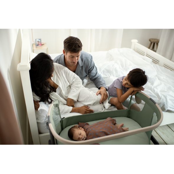 MAXI-COSI IORA AIR BEYOND GREEN 2026 - K RODIČOVSKÉ POSTELI - SPINKÁNÍ