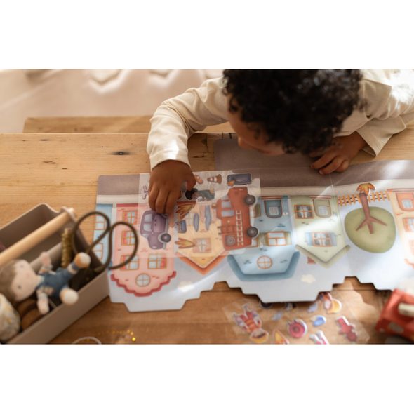 LITTLE DUTCH KNÍŽKA SE SAMOLEPKAMI HASIČSKÁ STANICE JIM - LITTLE DUTCH - PRO DĚTI