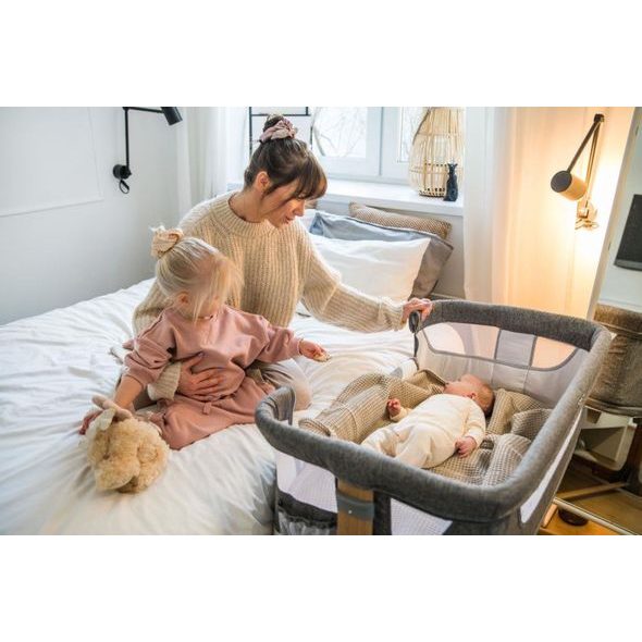MOMI POSTÝLKA SMART BED 4V1 SVĚTLE ŠEDÁ - K RODIČOVSKÉ POSTELI - SPINKÁNÍ