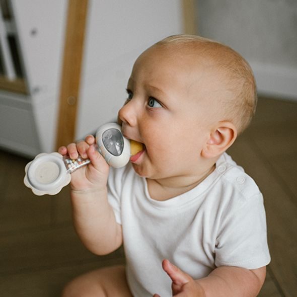 BABYONO CHRASTÍTKO S KOUSÁTKEM 3M+ BEE - HRAČKY PRO NEJMENŠÍ - PRO DĚTI