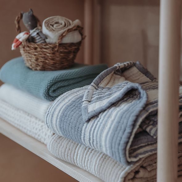 MEYCO PŘIKRÝVKA Z PŘEDEPRANÉHO MUŠELÍNU A ŽAKÁRU 75X100 - STRIPE INDIGO - DĚTSKÉ DEKY PRO MIMINKA - SPINKÁNÍ