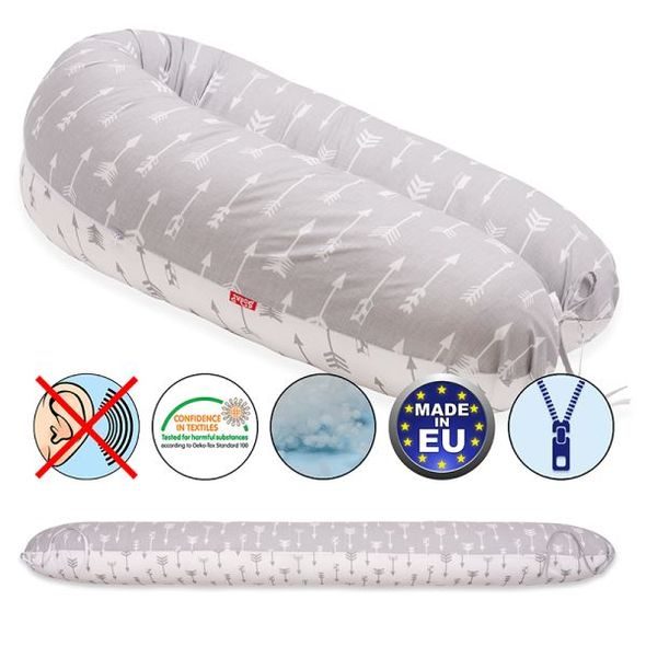 SCAMP KOJÍCÍ POLŠTÁŘ 155X30 (ARROWGREYWHITE) - KOJÍCÍ POLŠTÁŘE - KRMENÍ